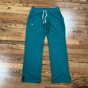 Women’s Figs scrub set